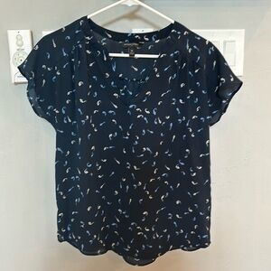 Banana Republic v-neck s/s navy blouse with light blue and grey shark designs